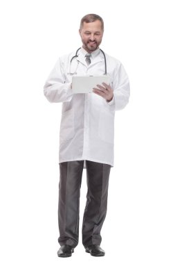 Tam gelişim. Dijital tabletle gülümseyen bir doktor. beyaz arkaplanda izole edilmiş.