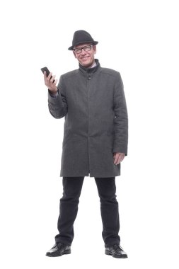 Tam gelişim. Akıllı telefonlu zeki bir adam. beyaz arkaplanda izole edilmiş.
