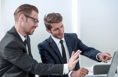 Kapatın. İki işadamı yeni verileri tartışıyor. İş ve teknoloji.