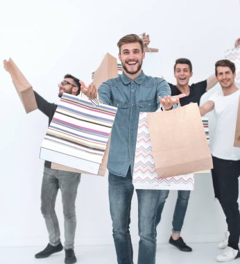 Grup bags.photo metin alanı ile alışveriş ile neşeli genç insan