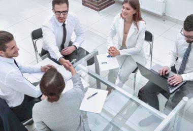 Pazarlık masasında üst düzey el sıkışma ortakları. İşbirliği kavramı.