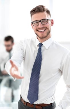 bir el sıkışma için elini uzatarak up.business adam kapatın