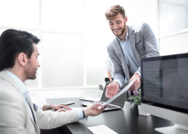 İş adamı çalışan belgelerle tartışıyor. Fotokopi alanıyla fotoğraf.