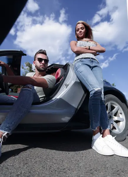 Bottom View Young Couple Standing Car Concept Lifestyle — Stock Photo, Image