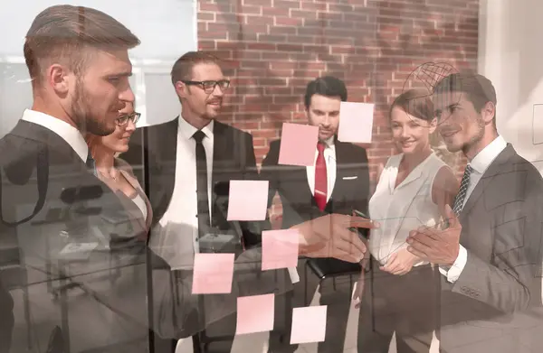 商业团队在玻璃板上的笔记上显示 办公工作日 图库图片