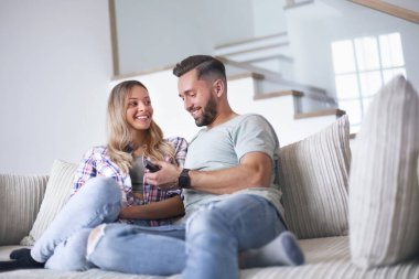 Kapat. Sıcak oturma odasındaki kanepede oturan sevgili çift.