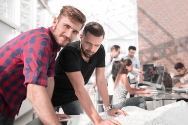 iki Mimarlar kopya alanı ile yeni bir project.photo çizimler tartışıyor