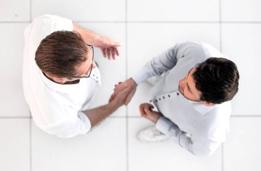 Üst Manzara. Modern iş adamlarının el sıkışması. Ortaklık kavramı.