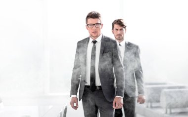 Yangın alarm sırasında işadamları odadan