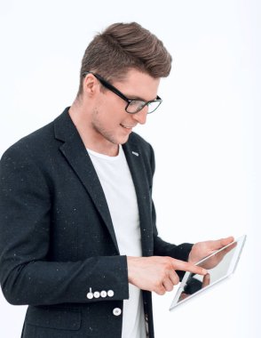 Beyaz arka plan üzerinde bir dijital tablet.isolated kullanarak modern iş adamı