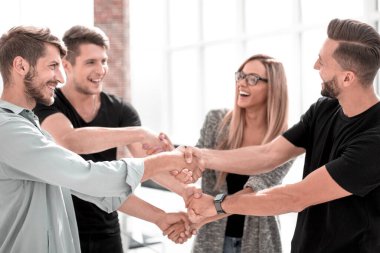 İş adamları yaratıcı ofisinde yığılmış elleriyle