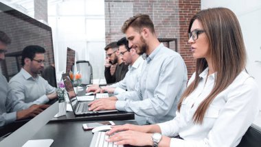 Çalışanlar iş merkezinin iş üstünde bilgisayar insanlar ve teknoloji