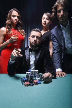 Arkadaş eğlenceli casino poker tabloda sahip şirket