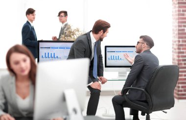 Beyaz iş adamları tartışma muhabbet ofisinde konuşmak.