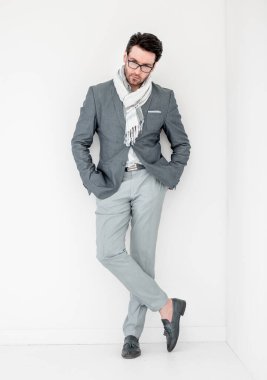 bir scarf.photo kopya alanı ile tam yükseklikte .pensive adam