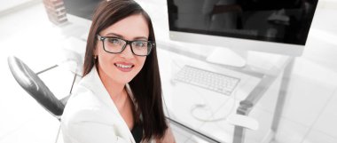 işçisi kadın ofis belirsiz durum hakkında tereddüt oldu. iş kavramı