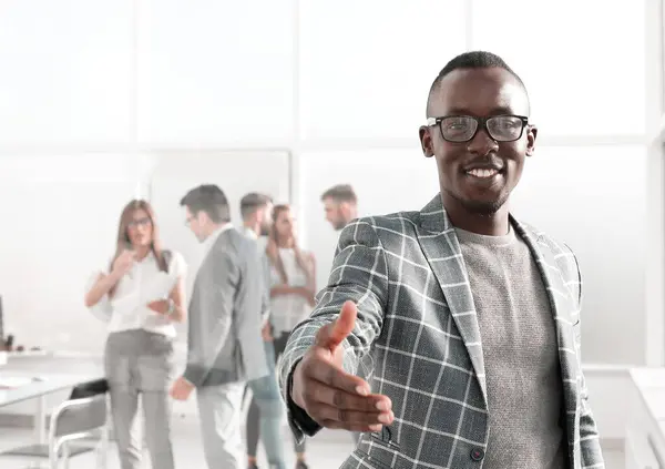 Ung Affärsman Nått För Handshake Concept Partnerskap — Stockfoto