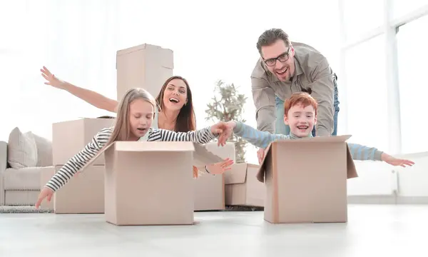 Família Divertida Usando Caixas Para Jogar Novo Apartment Photo Com — Fotografia de Stock