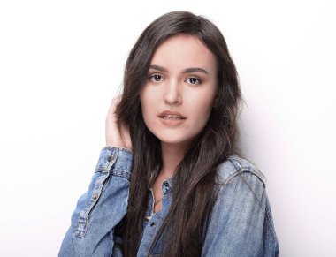 Beyaz arka planda izole genç öğrenci