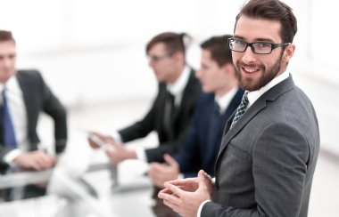 bulanık office arka plan üzerinde gülümseyen iş adamı.