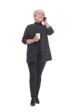 Tam gelişim. Akıllı telefonlu ve kahveli bir iş kadını. beyaz arkaplanda izole edilmiş.