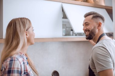 Kapat. Mutfakta duran mutlu çift menüyü tartışıyor. kopyalama alanı olan fotoğraf