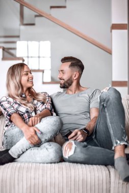 Kapat. Sıcak oturma odasındaki kanepede oturan sevgili çift.