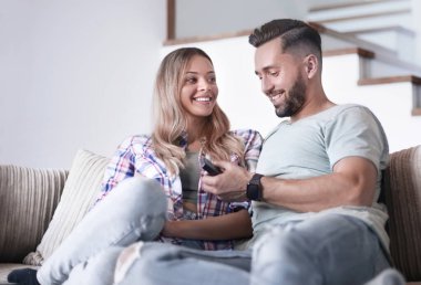 Kapat. Sıcak oturma odasındaki kanepede oturan sevgili çift.