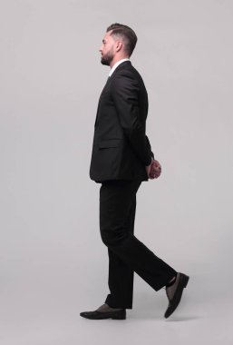 Dikiz aynası. Düşünceli iş adamı öne çıkıyor. beyaz arkaplanda izole