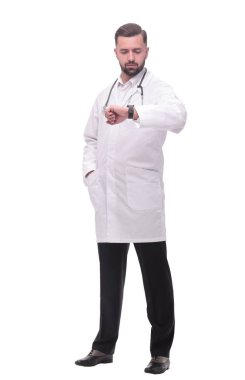 Tam gelişim. Tıp doktoru kol saatine bakıyor. beyaz arkaplanda izole