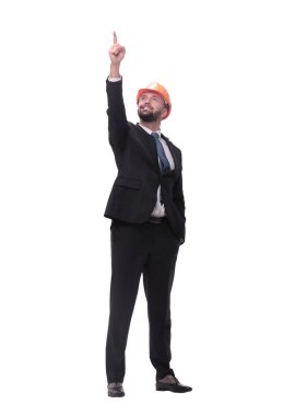 Miğferli genç işadamı fotokopi alanını işaret ediyor. beyaz üzerine izole