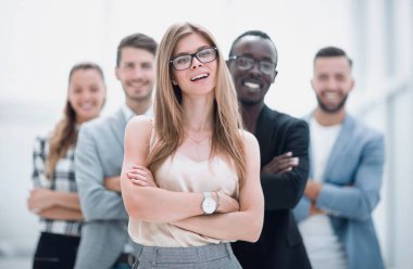 neşeli Afrika ve beyaz genç multi etnik arkadaşlar eğlenmeye kucaklayan, çok ırklı dostluk kavramı gülüyor