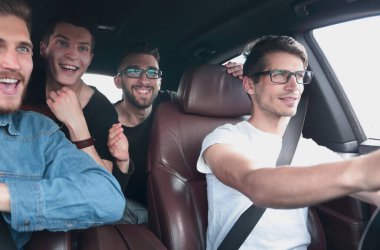 Kapat. Mutlu arkadaşlar arabada konuşuyor. dinlenme, seyahat, seyahat ve insanlar.