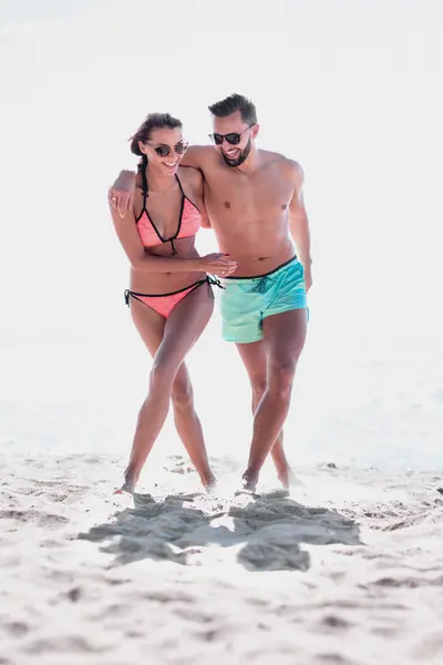 Happy Fun Strand Vakanties Paar Wandelen Samen Lachen Plezier Reisbestemming — Stockfoto