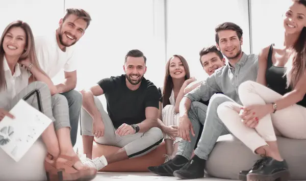 Gruppe Erfolgreicher Junger Leute Die Einem Neuen Büro Sitzen — Stockfoto