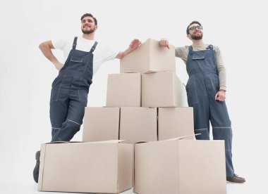 Yığılmış kutular üzerinde beyaz izole erkeklerle.