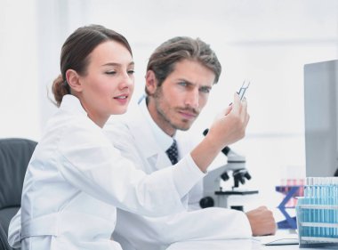 sevimli tıbbi veya bilimsel araştırmacı-kimyager-laboratuvar - seçici odak içinde kullanarak bir pipet ve test tüpleri bilim adamı