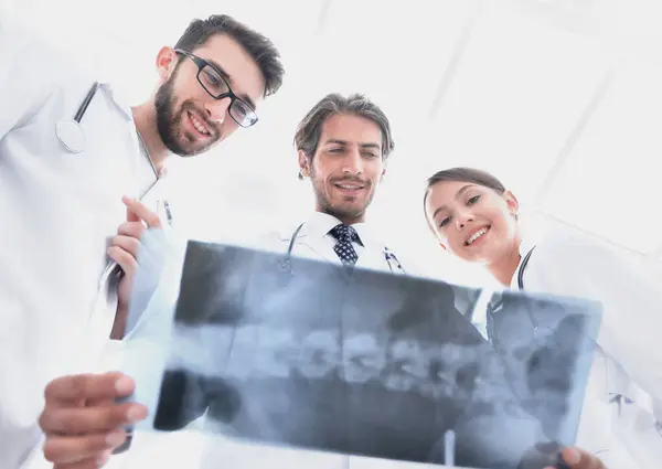 Medicine Doctor Showing Something Her Male Colleague Ray Image — Stock Photo, Image