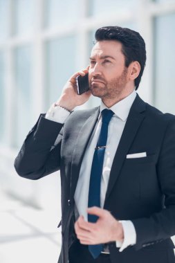 sorumlu işadamı bir telefon phone.people ve teknoloji konuşuyor