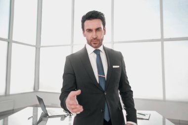 Kendine güvenen iş adamı el sıkışmak için uzanıyor. Ortaklık kavramı.