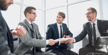 office.business kavramı iş toplantıda iş ortakları