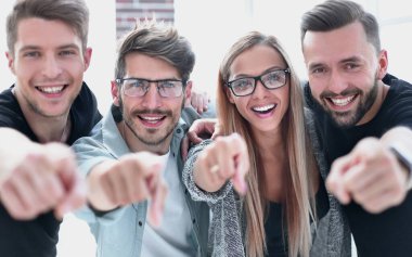 bir grup öğrenci oturum geçmek ve kameraya işaret mutludur