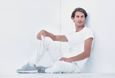 beyaz duvar .photo kopya alanı ile oturan üzgün genç adam