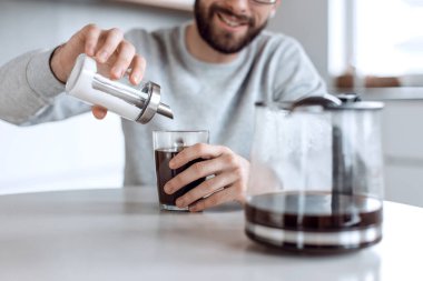 Kapat. Bir adamın elinde şeker kabı ve şeker kutusu. kopyalama alanı olan fotoğraf