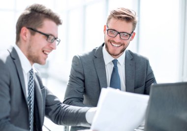 İş ortakları iş belgesini tartışıyorlar.