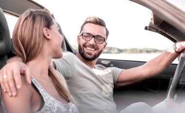 Cabrio bir arabada seyahat up.newlyweds kapatın. yaşam tarzı kavramı