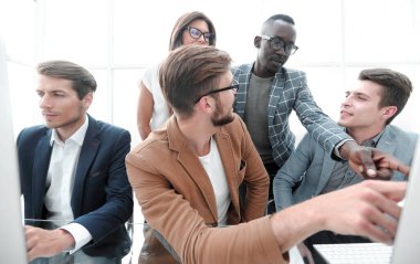 Bir yazılım geliştirme şirketinde çalışan programcı. Hafta içi ofis günleri.