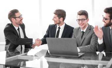 Kapat. İş ortakları iş toplantısında el sıkışıyor. İş konsepti.