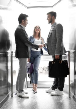 İş adamları el sıkışmak için ellerini uzatıyor. Ortaklık kavramı.