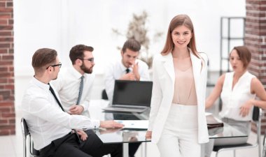 ekip çalışması onun Desk.the kavramı duran genç iş kadını